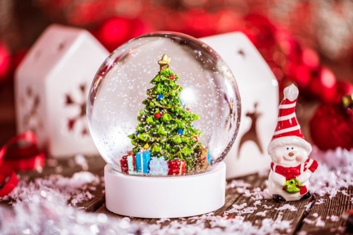 21 Magical Christmas Snow Globes
